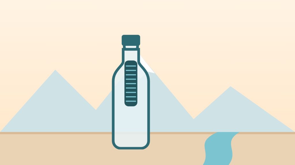 Gourde transparente avec sa cartouche filtrante devant des montagnes et un ruisseau